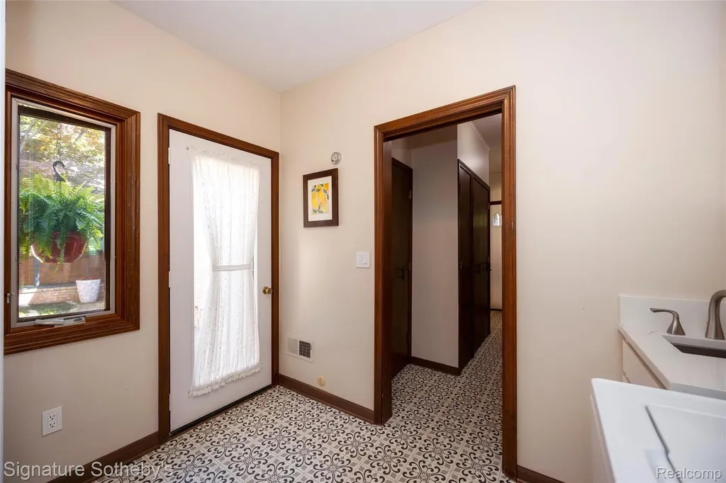 1897 Pine Ridge Lane Bloomfield Charter Township MI 48302