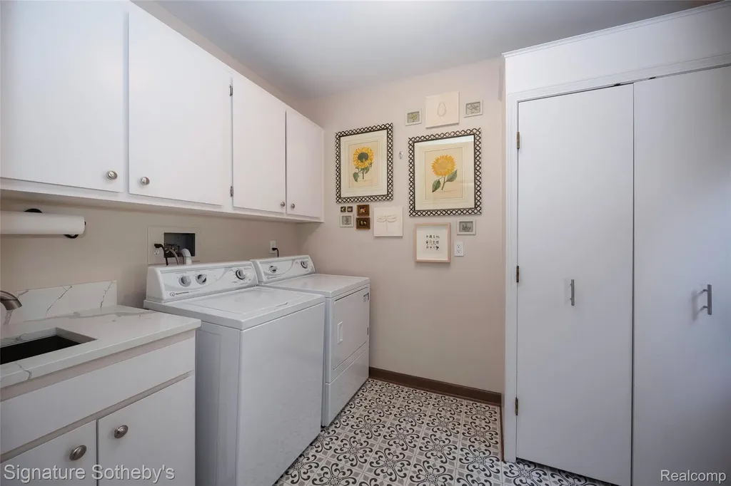 1897 Pine Ridge Lane Bloomfield Charter Township MI 48302