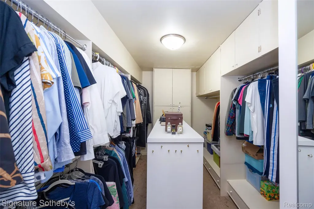 1897 Pine Ridge Lane Bloomfield Charter Township MI 48302