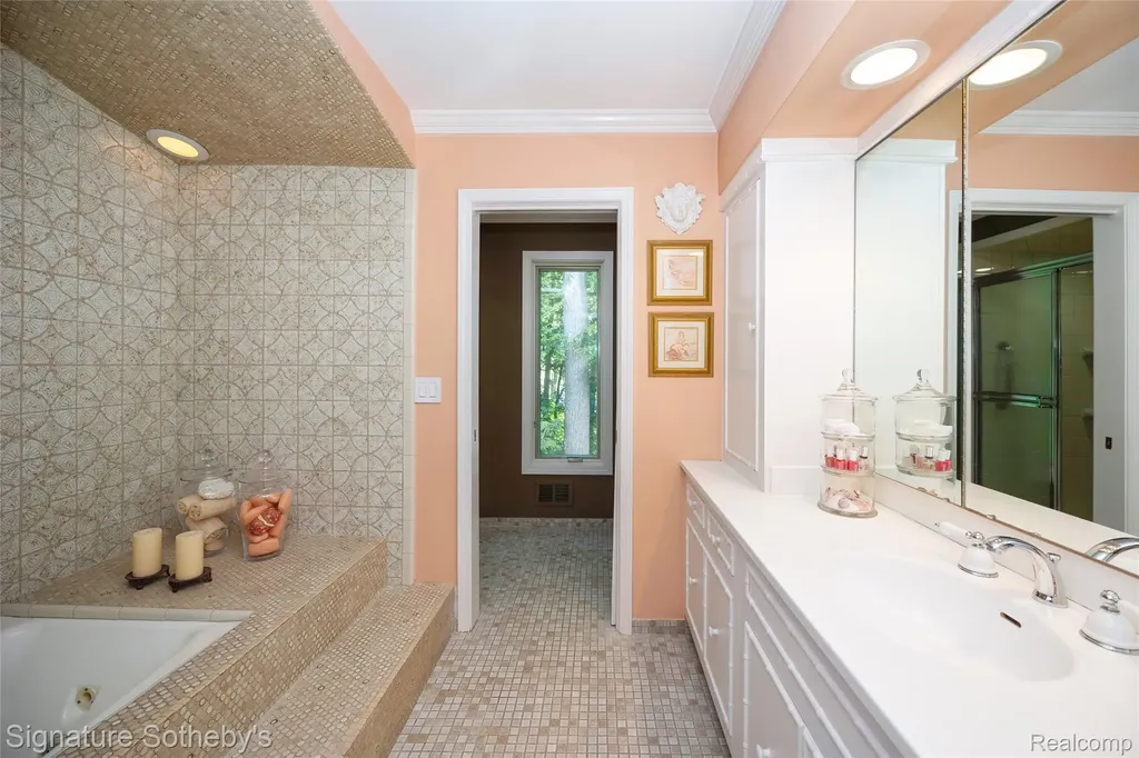 1897 Pine Ridge Lane Bloomfield Charter Township MI 48302