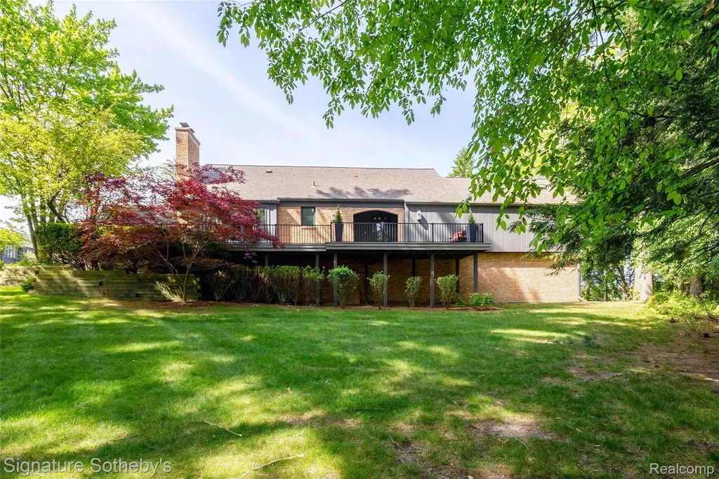 1897 Pine Ridge Lane Bloomfield Charter Township MI 48302