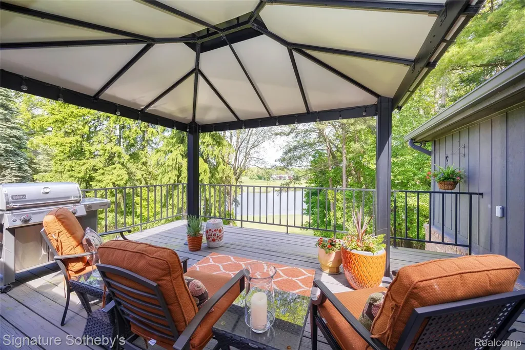 1897 Pine Ridge Lane Bloomfield Charter Township MI 48302