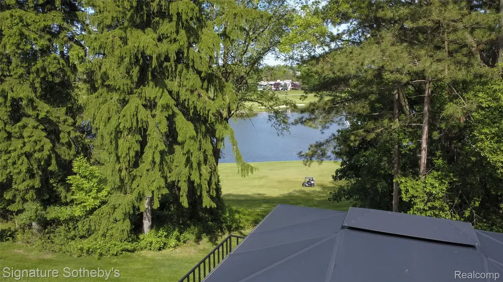 1897 Pine Ridge Lane Bloomfield Charter Township MI 48302