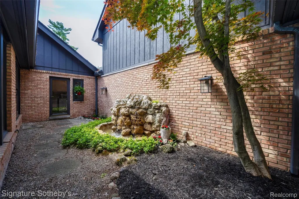 1897 Pine Ridge Lane Bloomfield Charter Township MI 48302