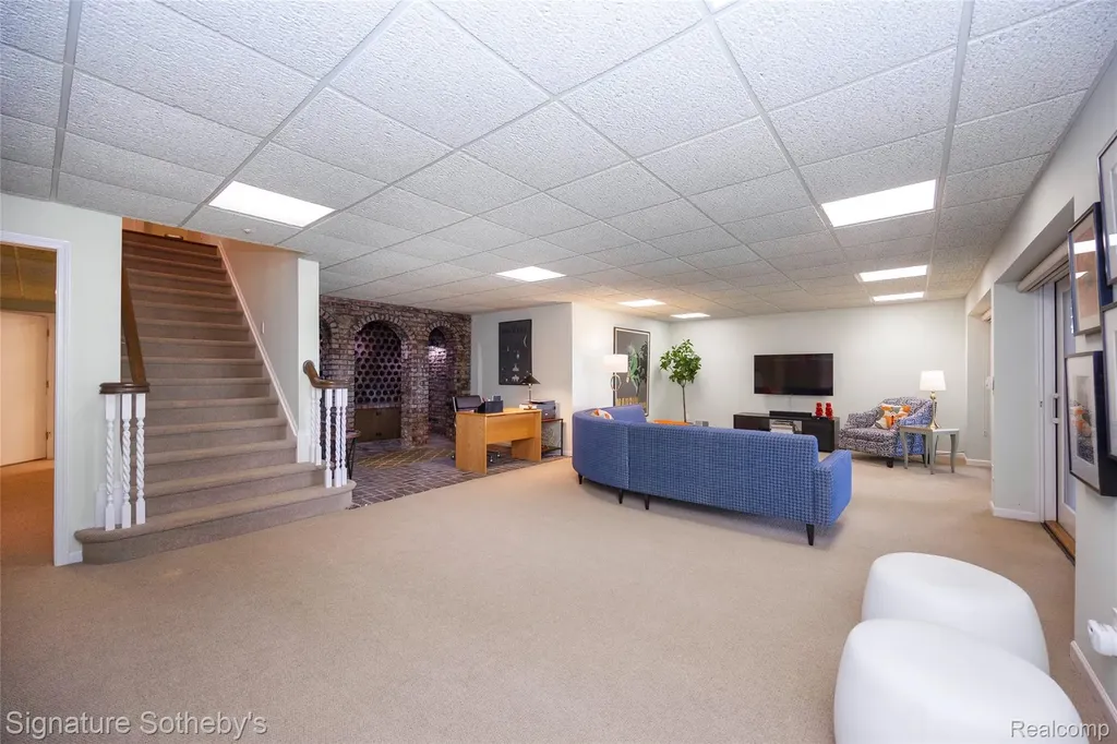 1897 Pine Ridge Lane Bloomfield Charter Township MI 48302