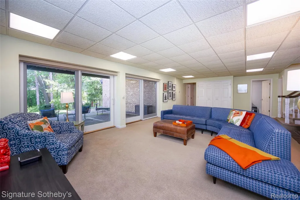 1897 Pine Ridge Lane Bloomfield Charter Township MI 48302