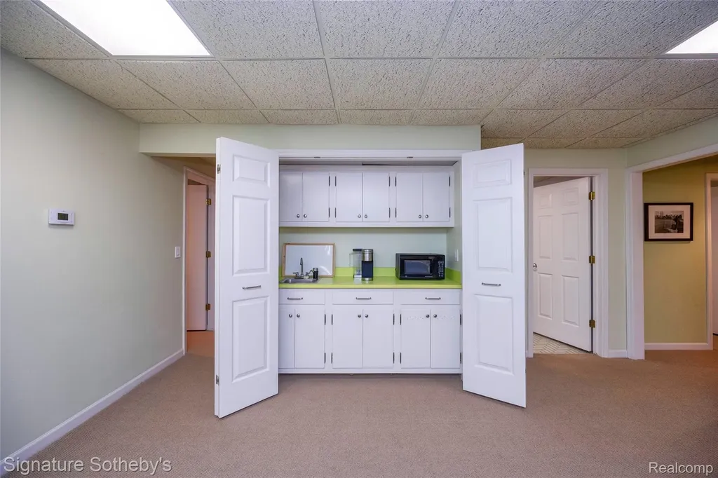 1897 Pine Ridge Lane Bloomfield Charter Township MI 48302