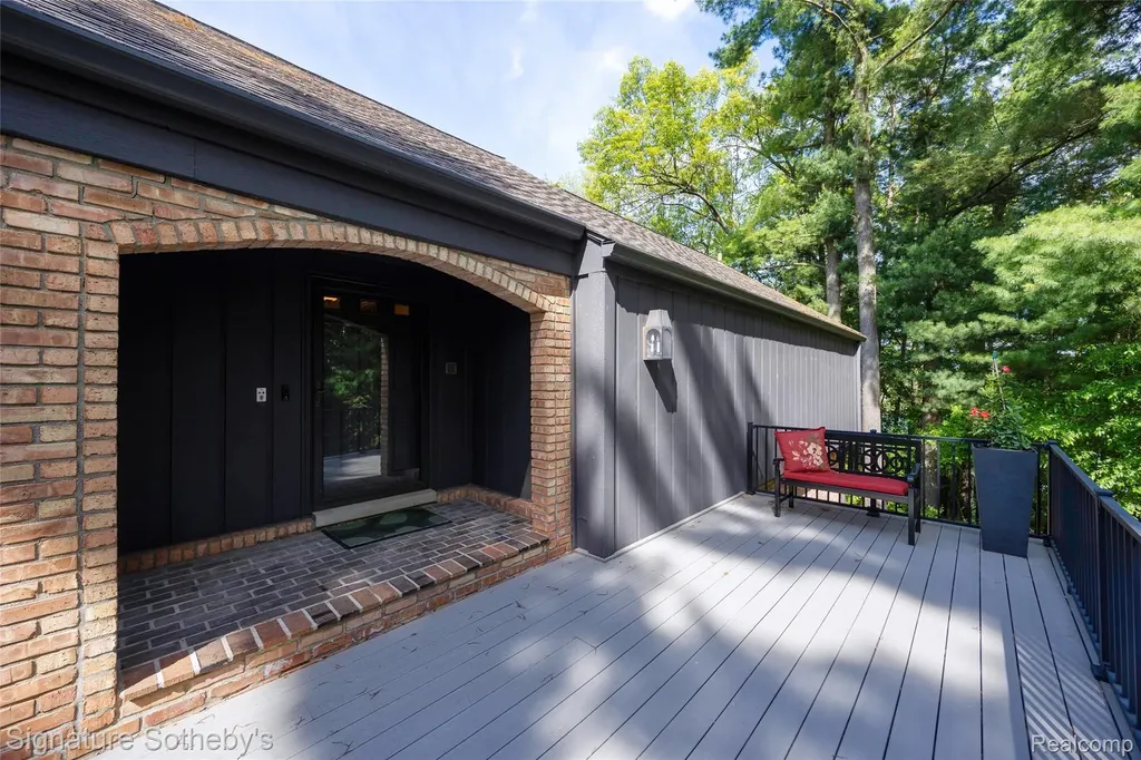 1897 Pine Ridge Lane Bloomfield Charter Township MI 48302