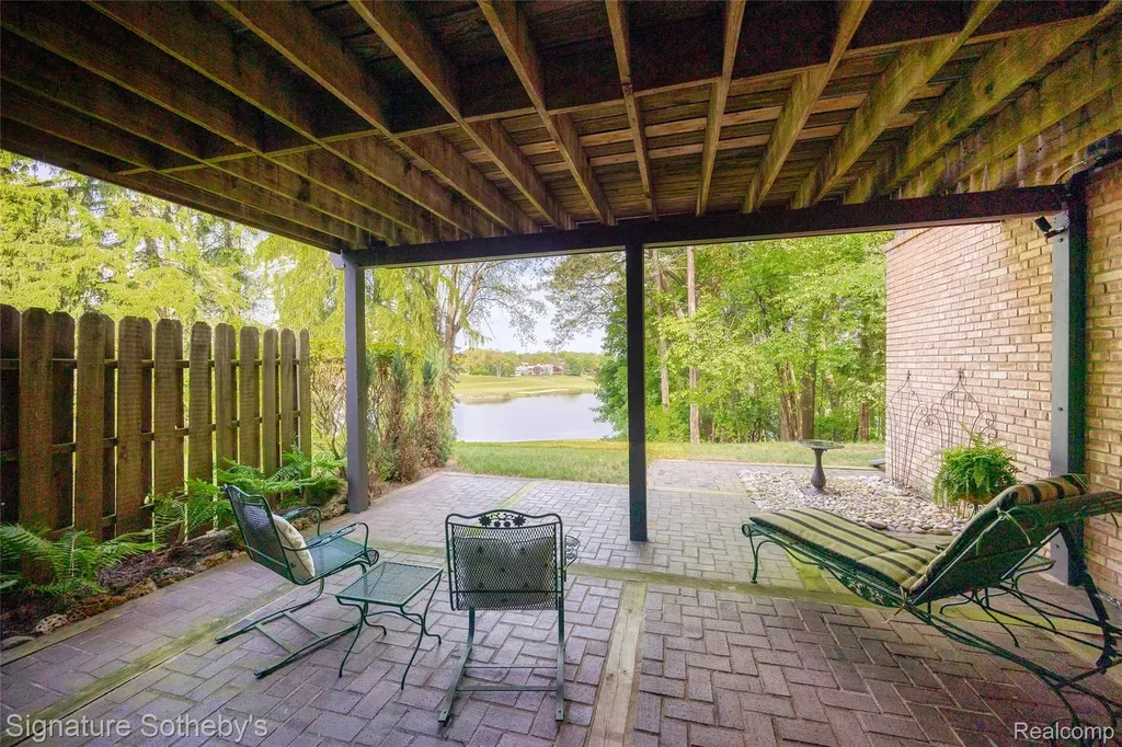 1897 Pine Ridge Lane Bloomfield Charter Township MI 48302