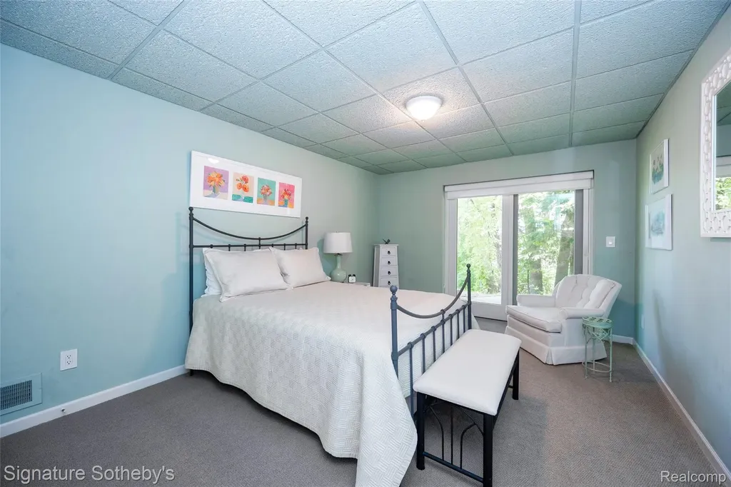 1897 Pine Ridge Lane Bloomfield Charter Township MI 48302