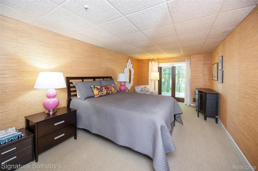 1897 Pine Ridge Lane Bloomfield Charter Township MI 48302