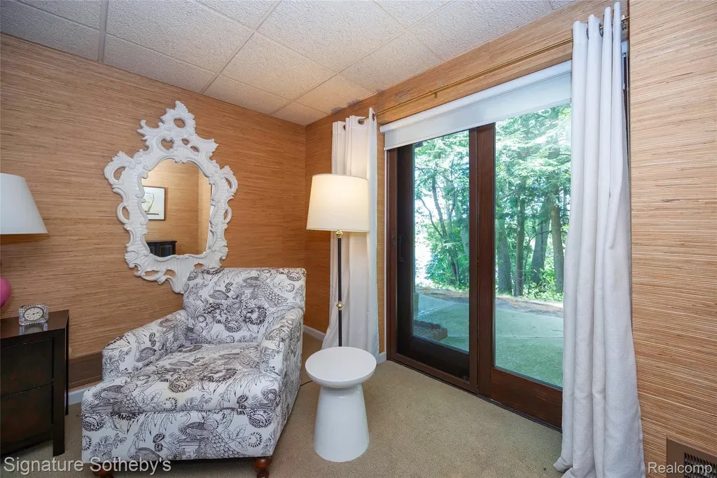 1897 Pine Ridge Lane Bloomfield Charter Township MI 48302