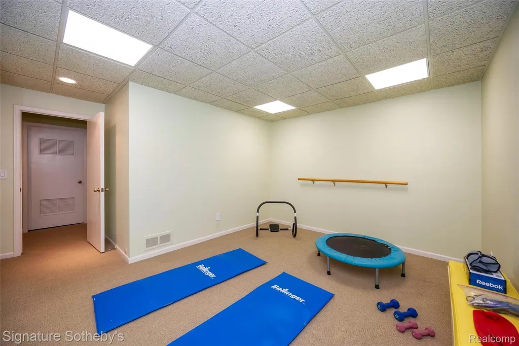 1897 Pine Ridge Lane Bloomfield Charter Township MI 48302