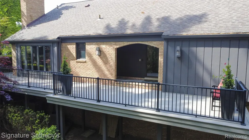 1897 Pine Ridge Lane Bloomfield Charter Township MI 48302