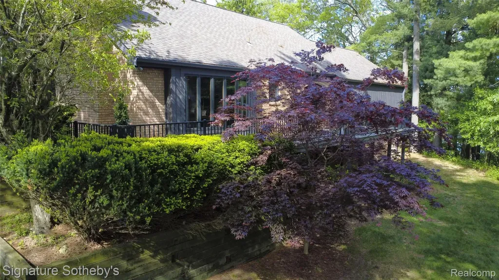 1897 Pine Ridge Lane Bloomfield Charter Township MI 48302
