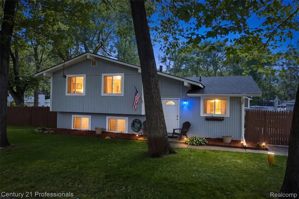 9664 Listeria Street Commerce Charter Township MI 48382