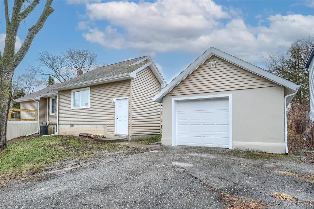 2127 Kenneth Street Burton City MI 48529
