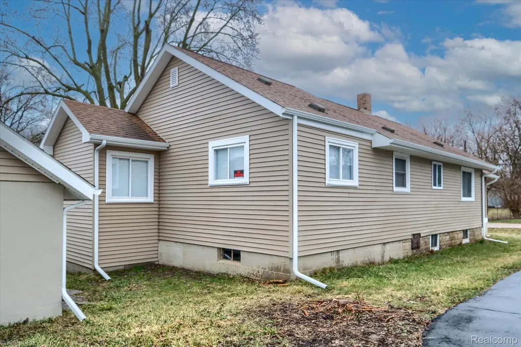 2127 Kenneth Street Burton City MI 48529