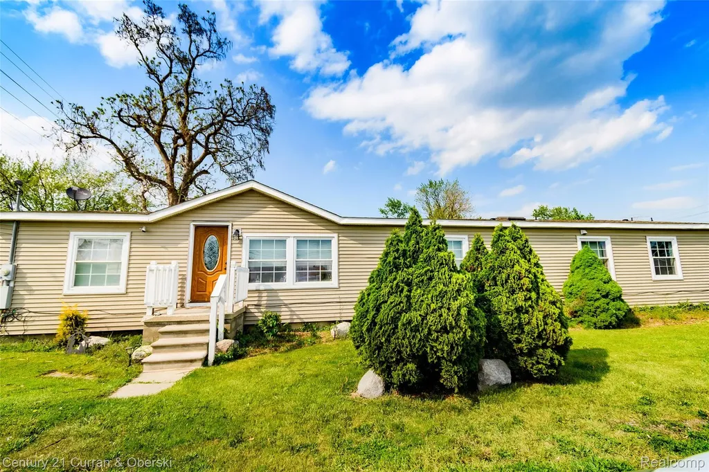13045 Strong Boulevard South Rockwood Village MI 48179