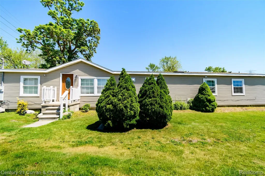13045 Strong Boulevard South Rockwood Village MI 48179