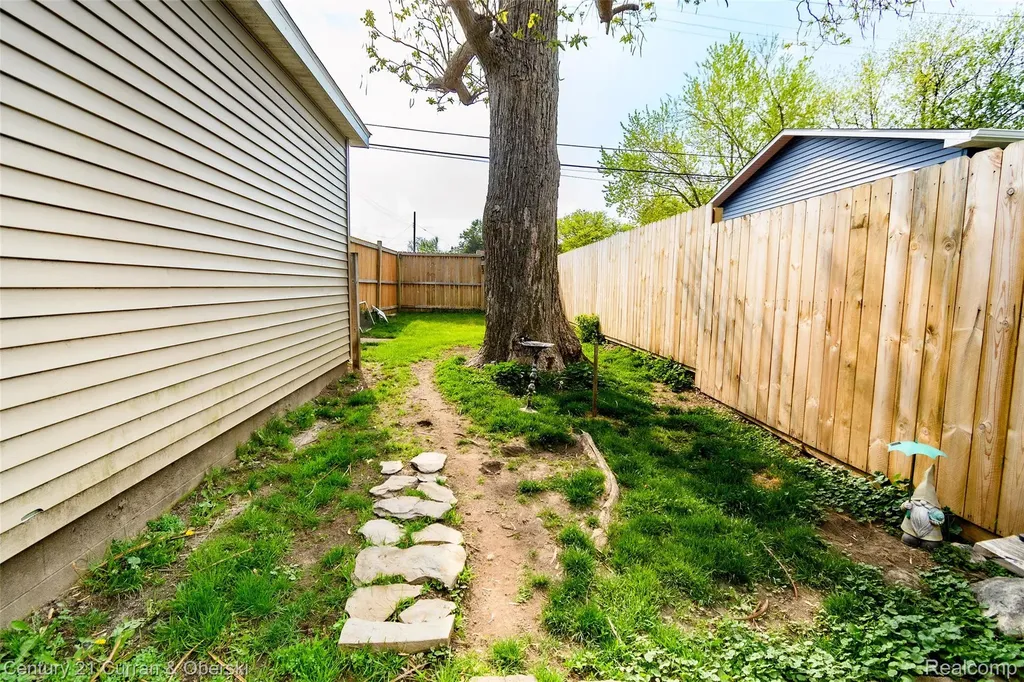 13045 Strong Boulevard South Rockwood Village MI 48179