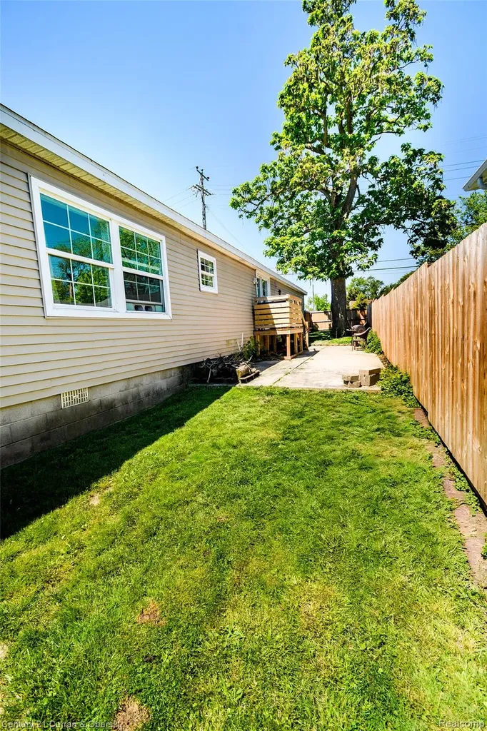 13045 Strong Boulevard South Rockwood Village MI 48179