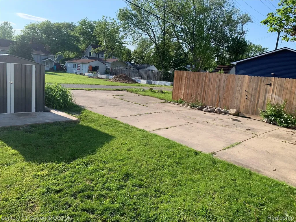 13045 Strong Boulevard South Rockwood Village MI 48179