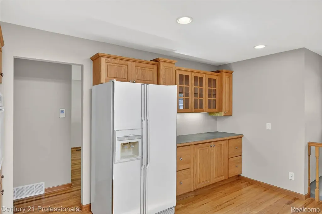 14425 Stonehouse Avenue Livonia City MI 48154