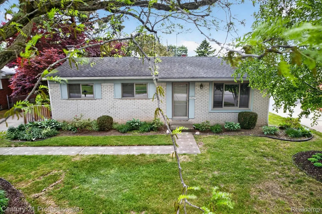 14425 Stonehouse Avenue Livonia City MI 48154