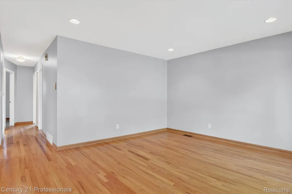 14425 Stonehouse Avenue Livonia City MI 48154