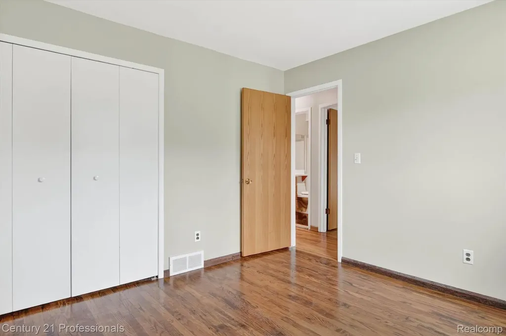 14425 Stonehouse Avenue Livonia City MI 48154