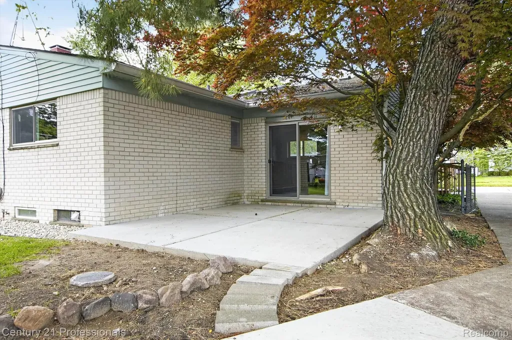 14425 Stonehouse Avenue Livonia City MI 48154