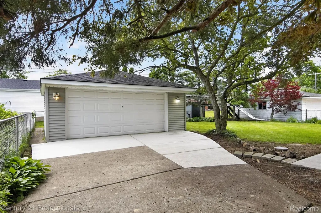 14425 Stonehouse Avenue Livonia City MI 48154