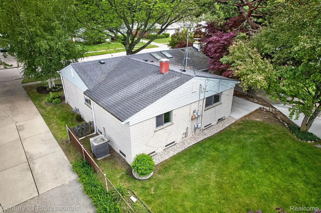 14425 Stonehouse Avenue Livonia City MI 48154