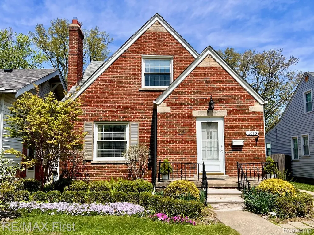 1618 Anita Avenue Grosse Pointe Woods City MI 48236
