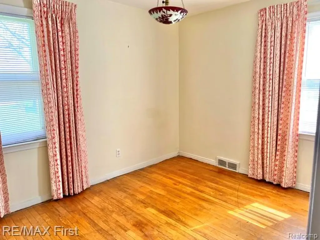 1618 Anita Avenue Grosse Pointe Woods City MI 48236