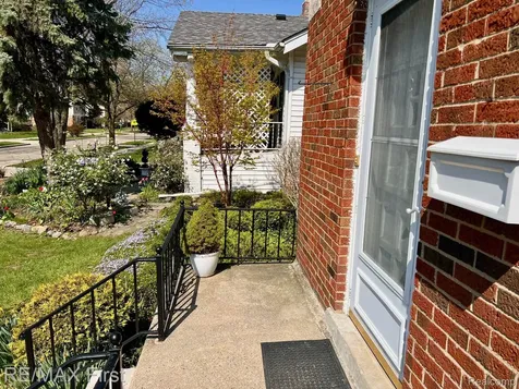1618 Anita Avenue Grosse Pointe Woods City MI 48236
