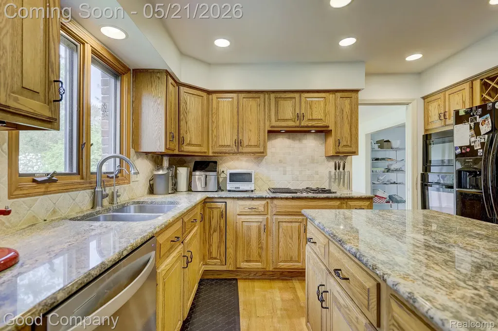 2584 Devonwood Drive Troy City MI 48098
