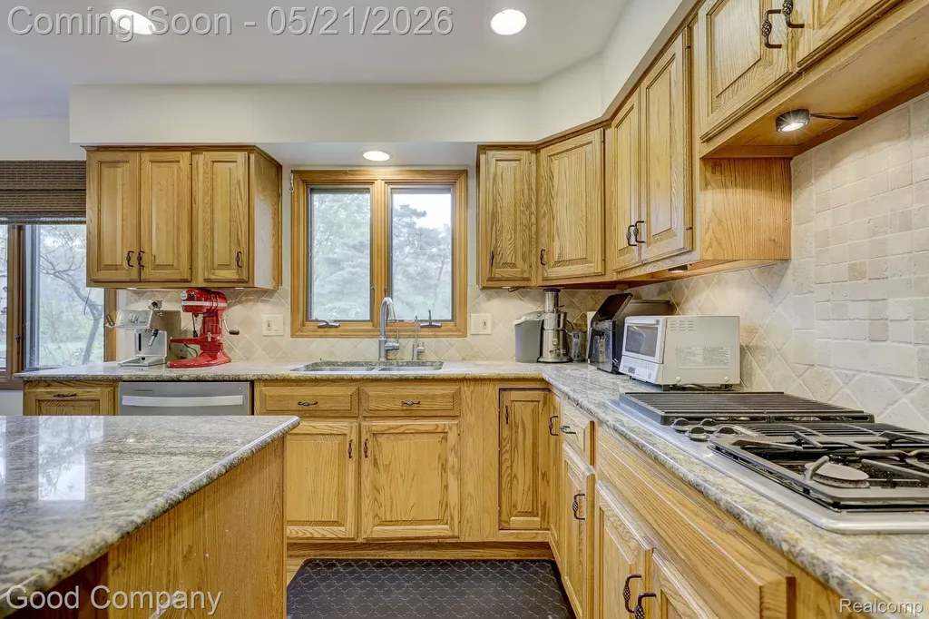2584 Devonwood Drive Troy City MI 48098