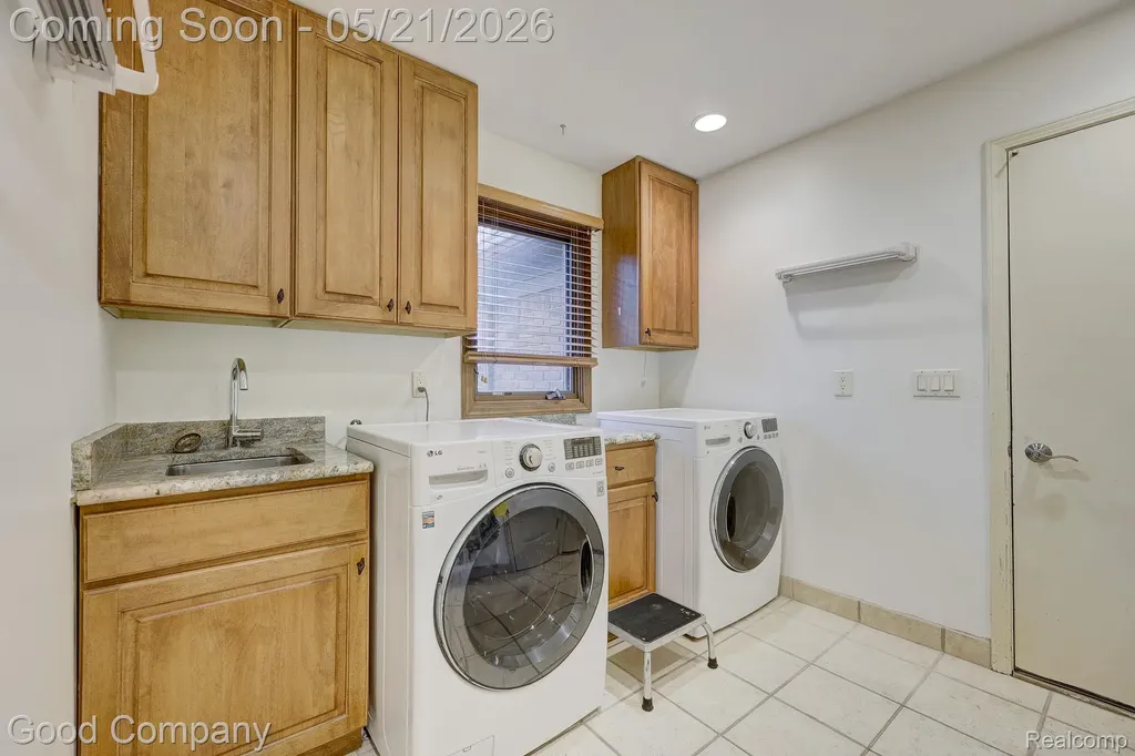 2584 Devonwood Drive Troy City MI 48098