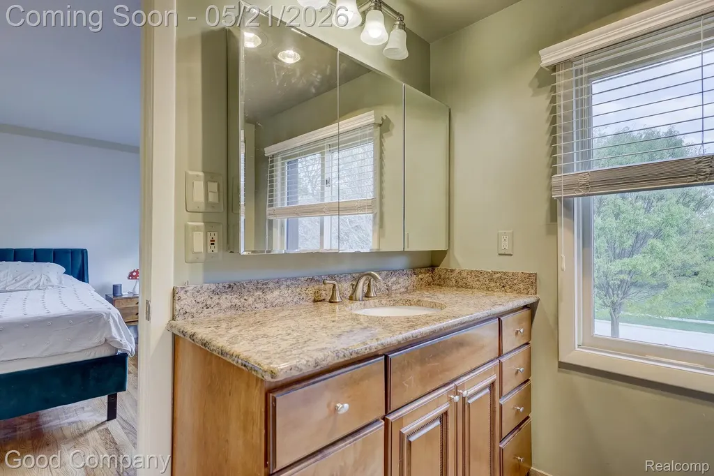 2584 Devonwood Drive Troy City MI 48098