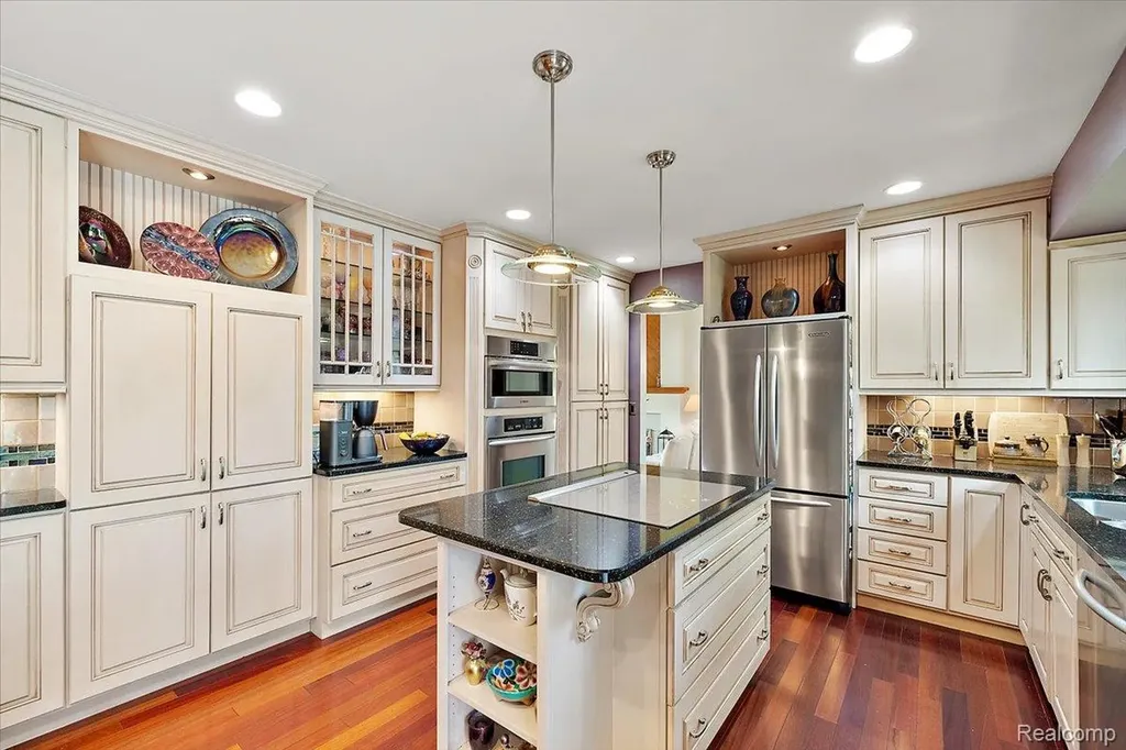 33891 Yorkridge Street Farmington Hills City MI 48331