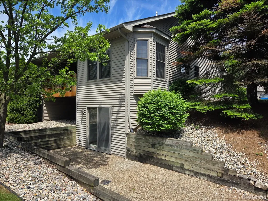 6102 Doveplum Drive Brighton City MI 48116