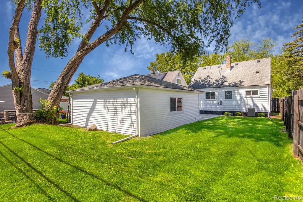 23604 Deziel Street St. Clair Shores City MI 48082