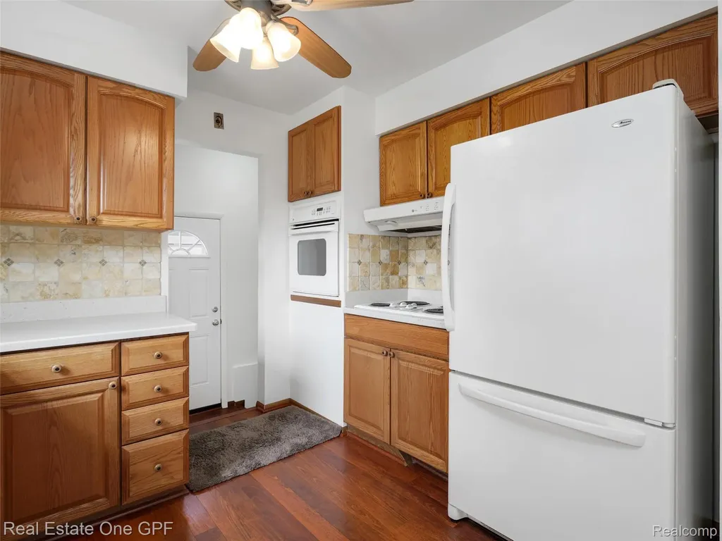 5214 Busch Avenue Warren City MI 48091