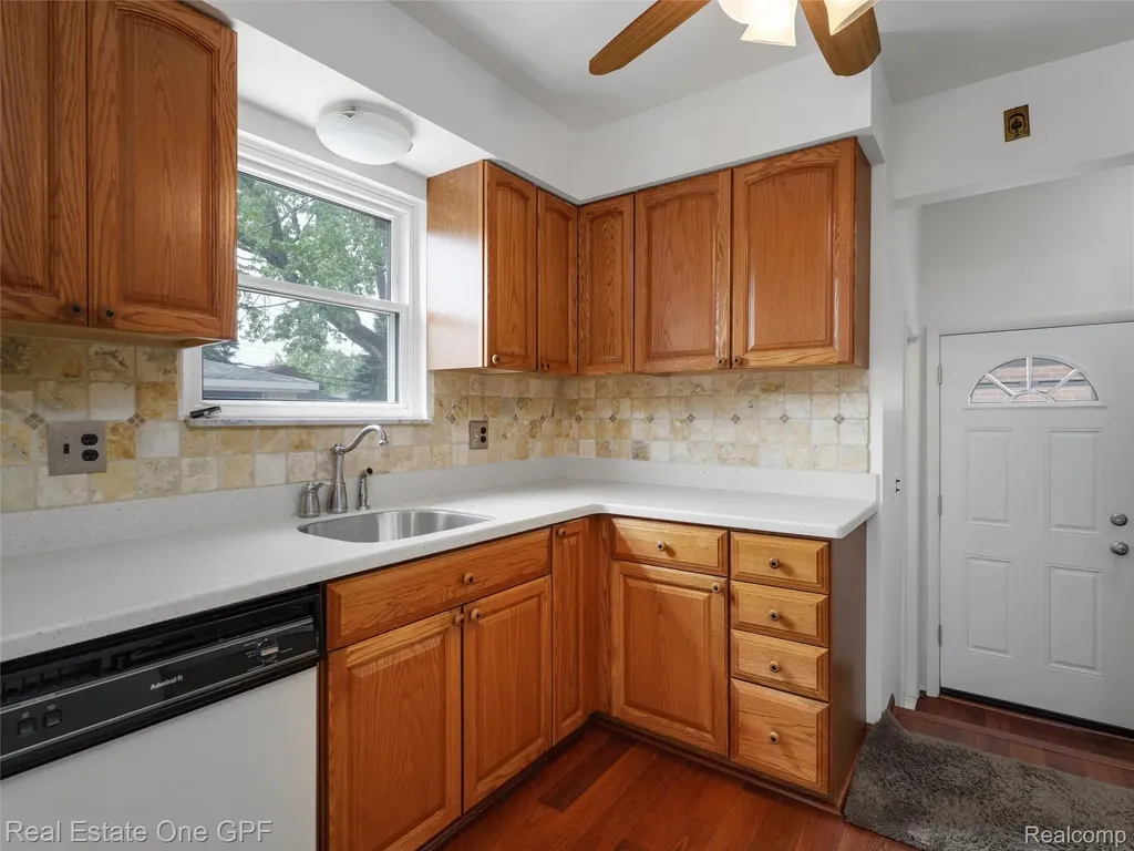 5214 Busch Avenue Warren City MI 48091