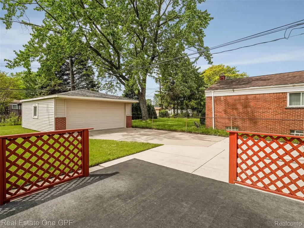 5214 Busch Avenue Warren City MI 48091
