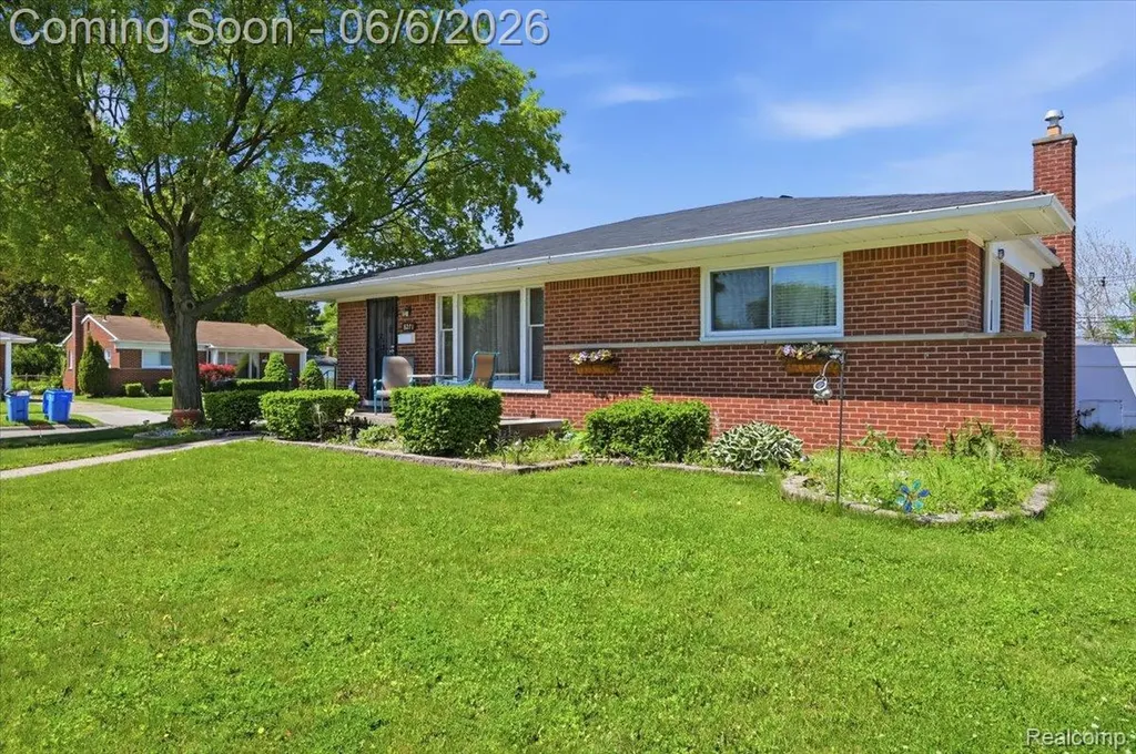 8271 Arnold Street Dearborn Heights City MI 48127