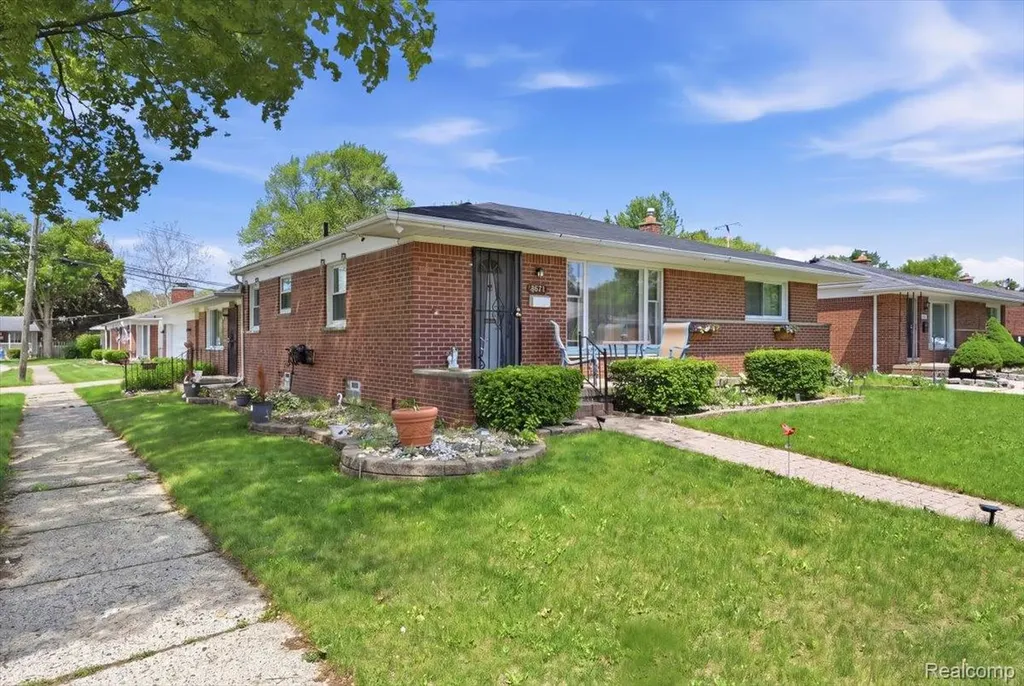 8271 Arnold Street Dearborn Heights City MI 48127