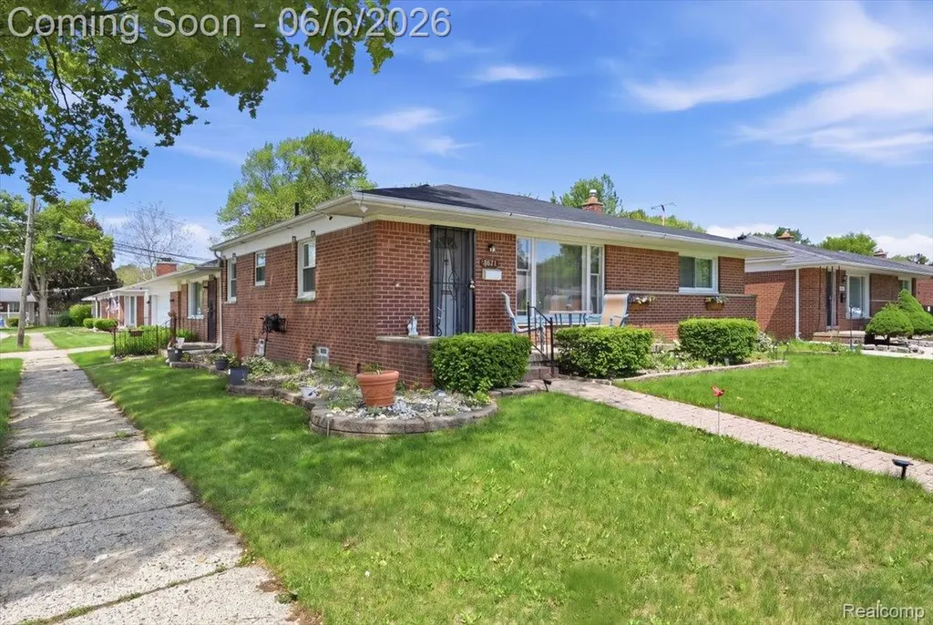8271 Arnold Street Dearborn Heights City MI 48127